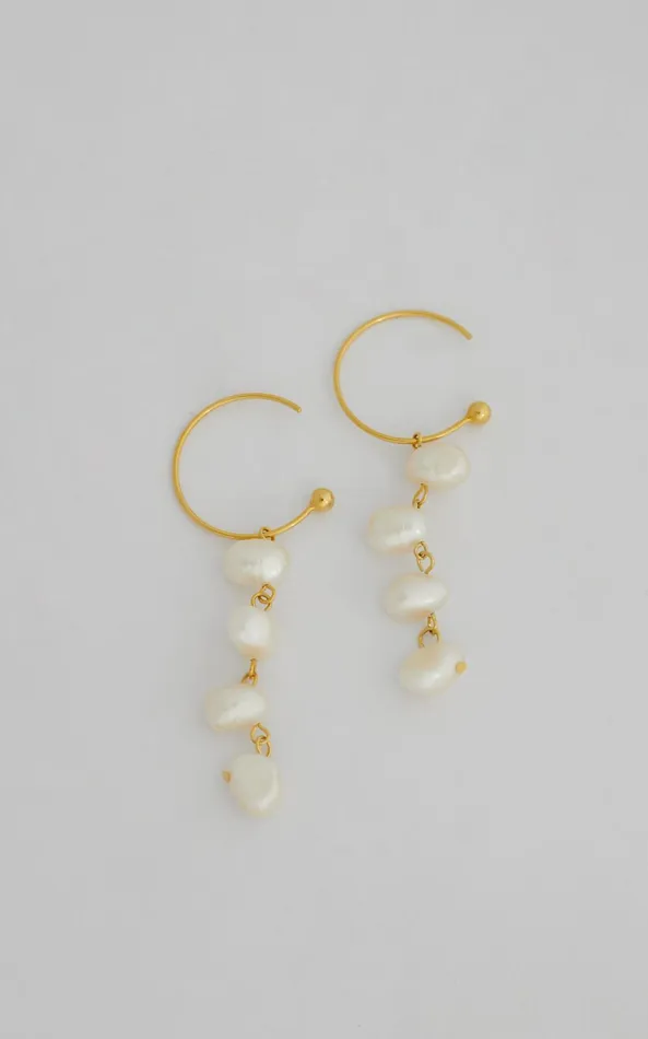 Showpo Kohaku Pearl Drop Hook Earrings In Gold Women Earrings