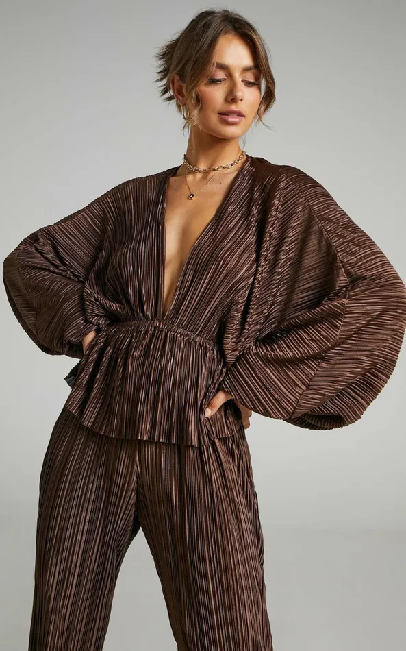 Showpo Wiluna Top 8211 Balloon Sleeve Plisse Top In Chocolate Women Curve Clothes Showpo Wiluna Top 8211 Balloon Sleeve Plisse Top In Chocolate Women Curve Clothes