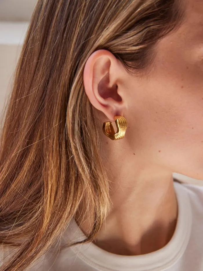 Women Curved Ribbed Hoop Earrings Gold The UNDONE Earrings
